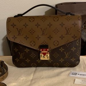 2018 Louis Vuitton Pochette Métis in Reverse.